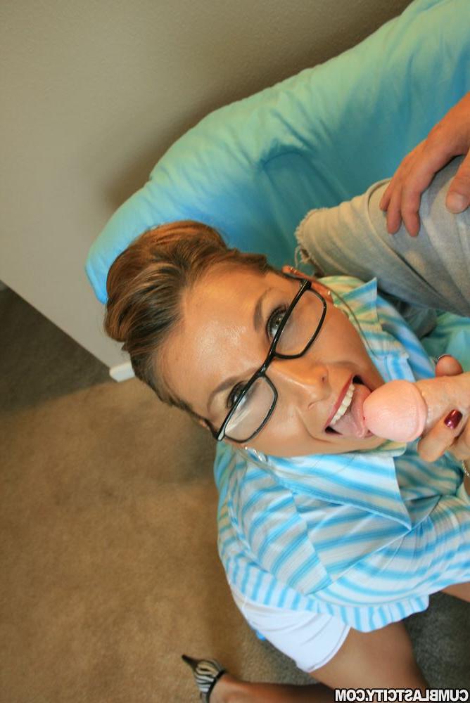 16P Seductive MILF in glasses gets bukkaked after a great blowjob