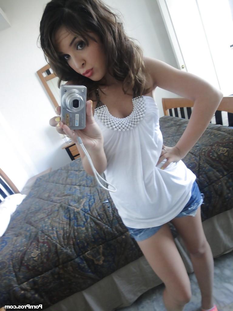 16P Teen coed babe Jaslene Jade spreading her legs and shows her pussy