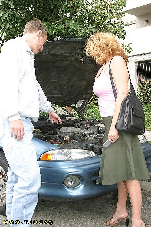 15P Juggy cougar gives a sloppy blowjob on a throbbing boner in the car