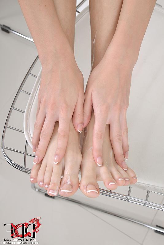 16P Leggy barefoot blonde babe inserts sexy toes into smooth pussy