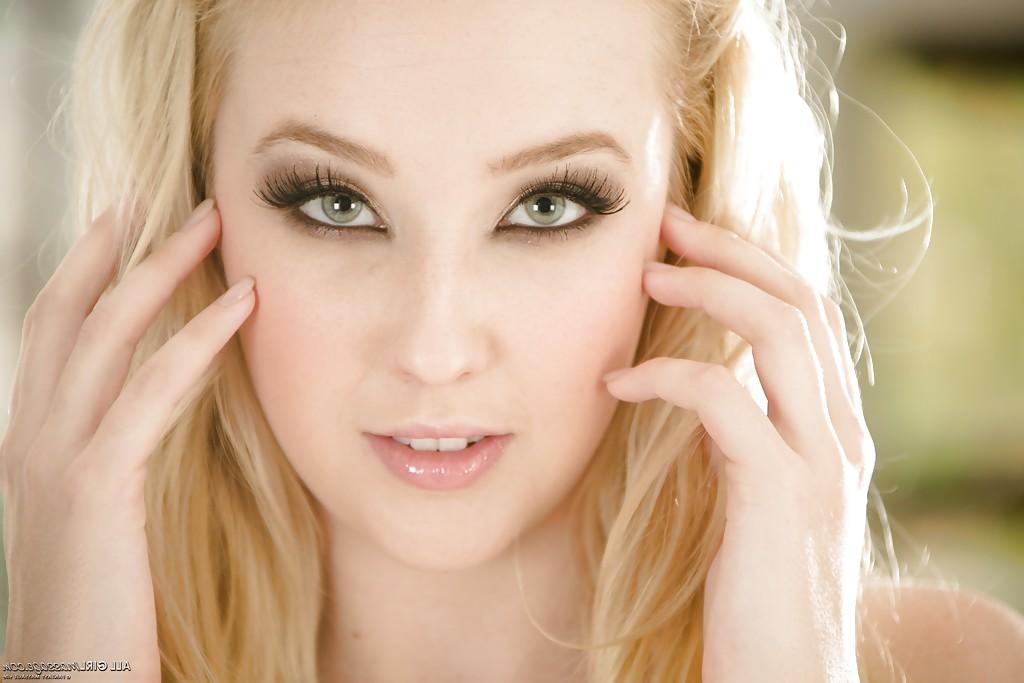 16P Amazing petite blonde Samantha Rone shows off her sexy body