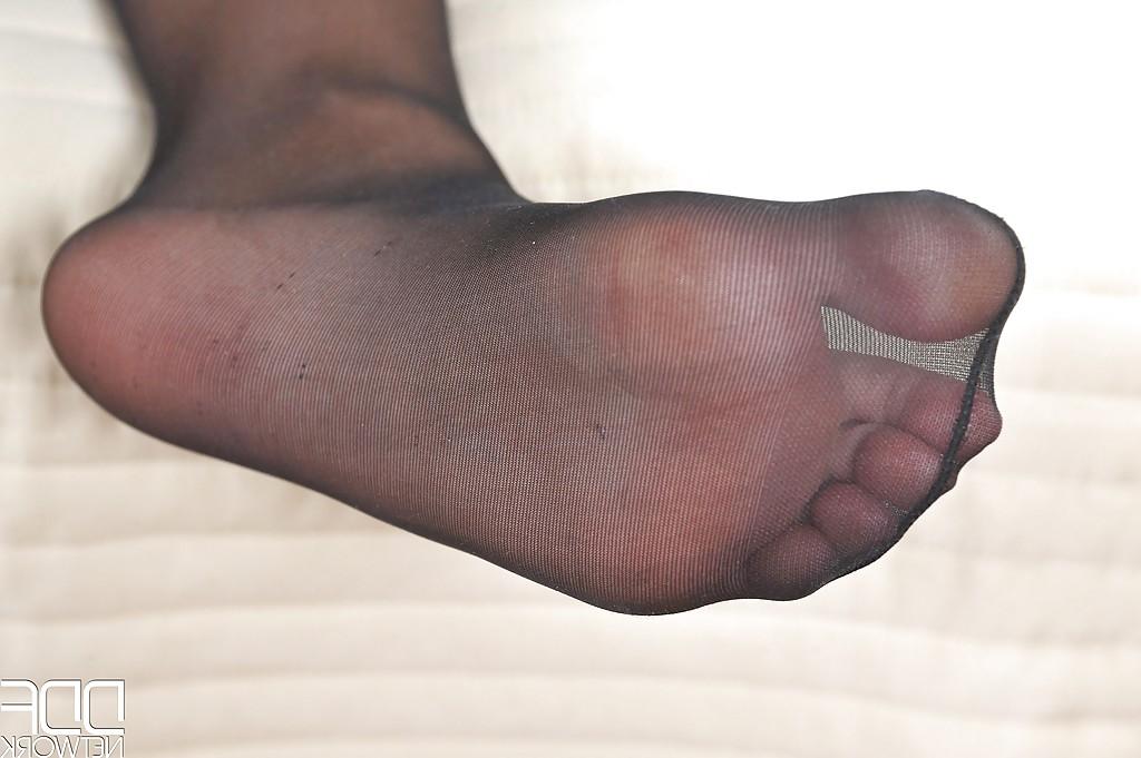 16P Leggy blonde babe Lola N loosing stocking clad feet from high heels