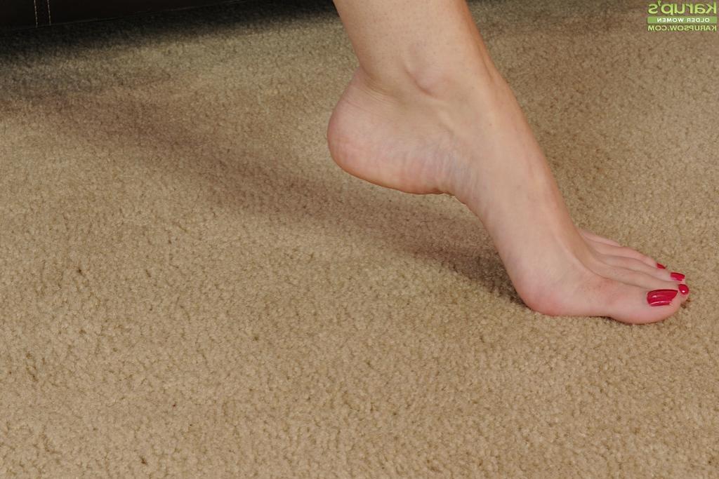 16P Mature babe Zara reveals her shaved pussy and tight ass in high heels