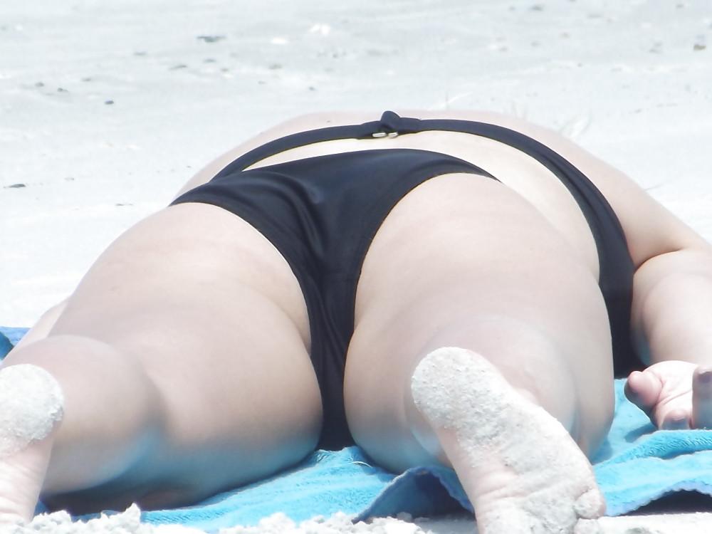 25P Sexy beach babes tits ass and cameltoe shots