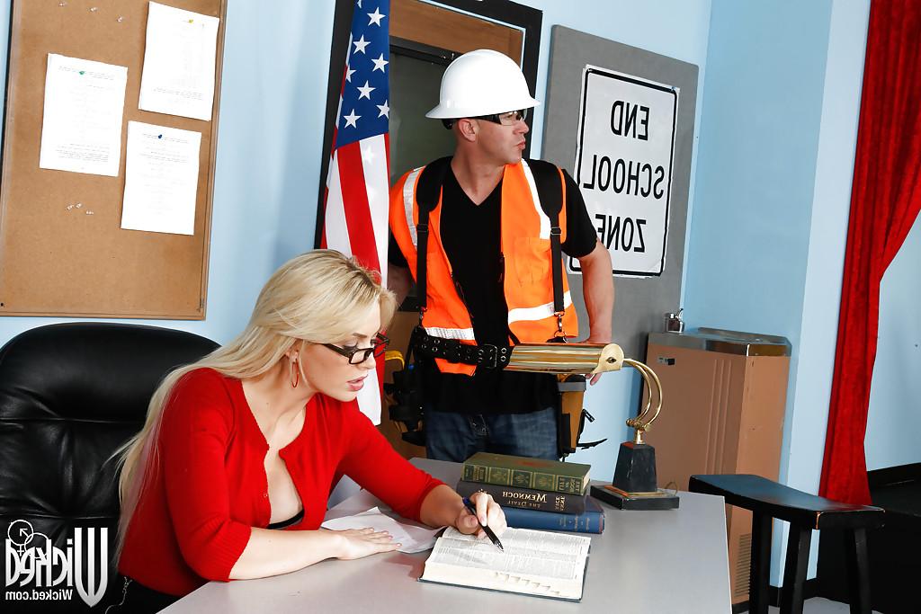 16P Reality beauty Gigi Allens gets seduced by a road worker in her office