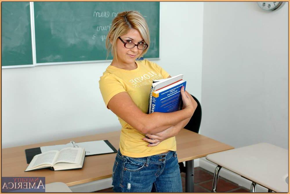 16P Lovesome coed babe in glasses Brandi Lee stretching her pink pussy
