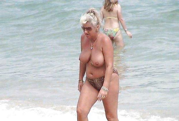 18P Naked beach 115.