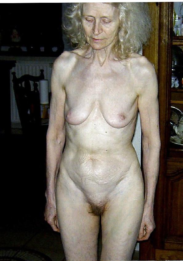 25P NUDE  OLD WOMAN