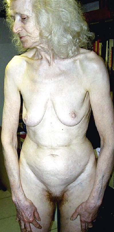 25P NUDE  OLD WOMAN