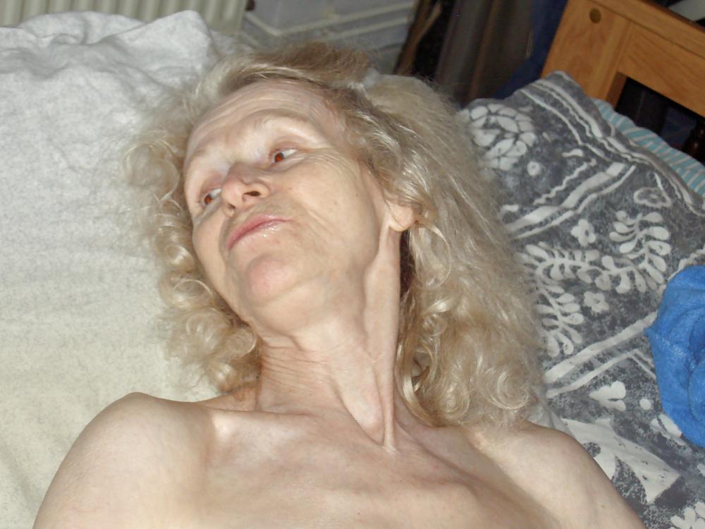 25P NUDE  OLD WOMAN