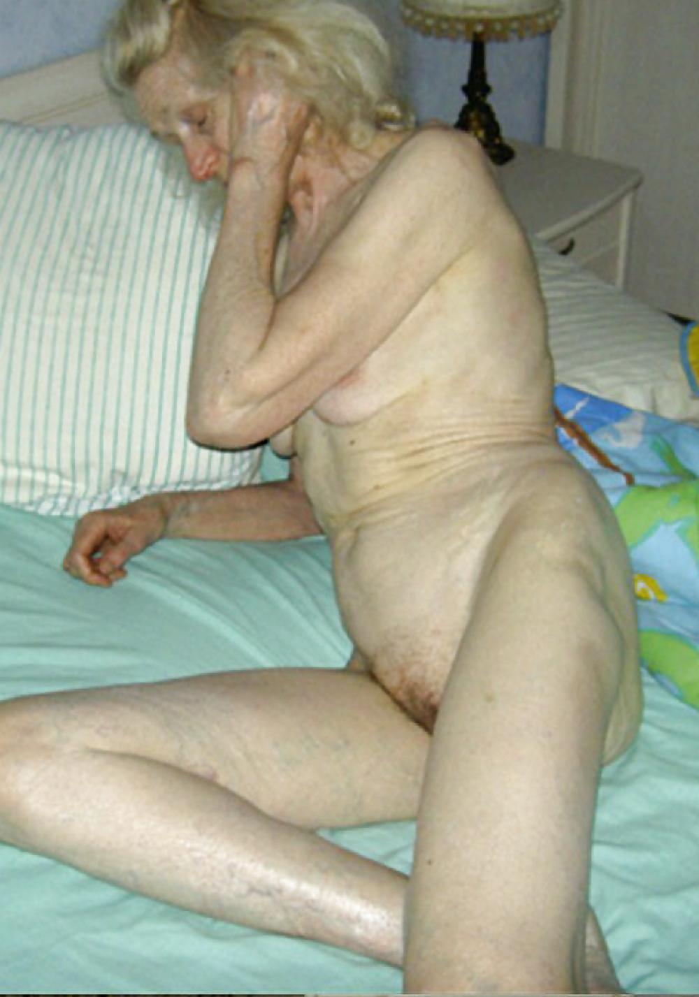 25P NUDE  OLD WOMAN