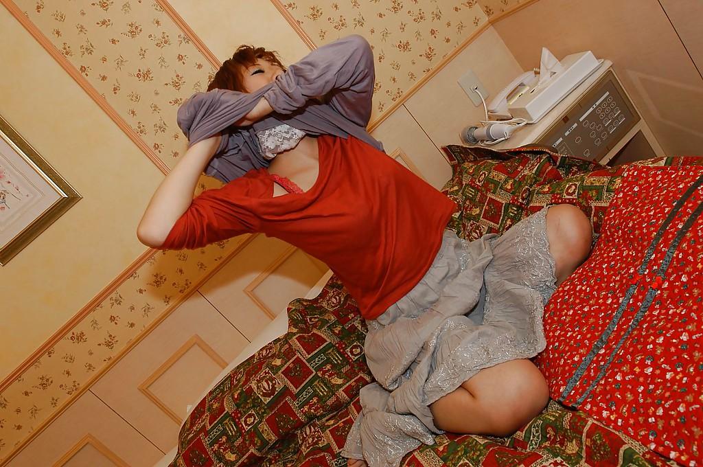 16P Short-haired asian MILF Kyoko Nogi undressing and spreading her legs
