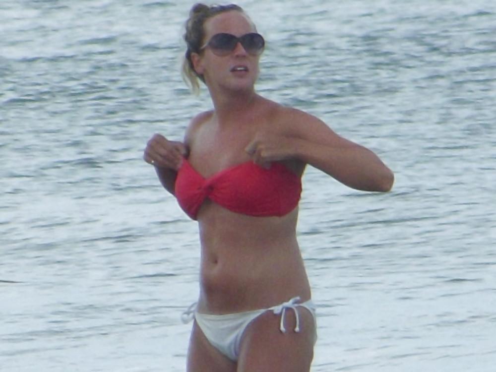 25P Sexy beach bodies tits and ass