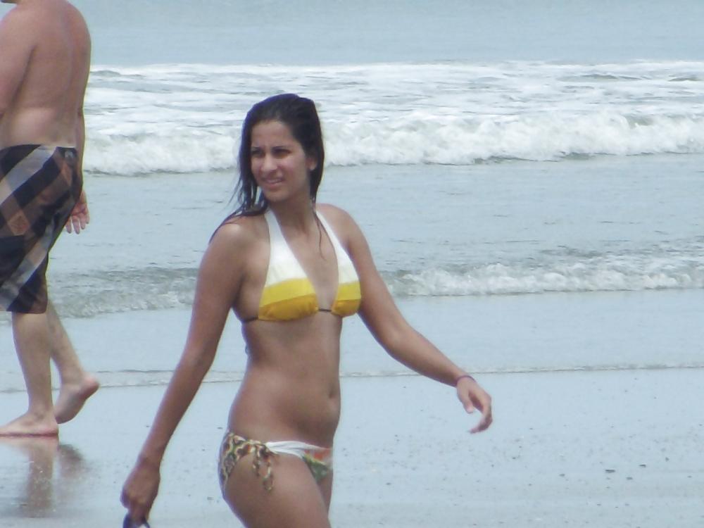 25P Sexy beach bodies tits and ass