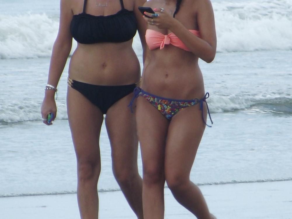 25P Sexy beach bodies tits and ass