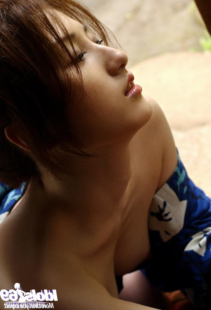 16P Lovely asian babe with slender legs uncovering her tempting curves