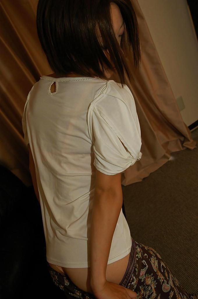 16P Slippy asian MILF Kana Niinuma getting rid of her clothes
