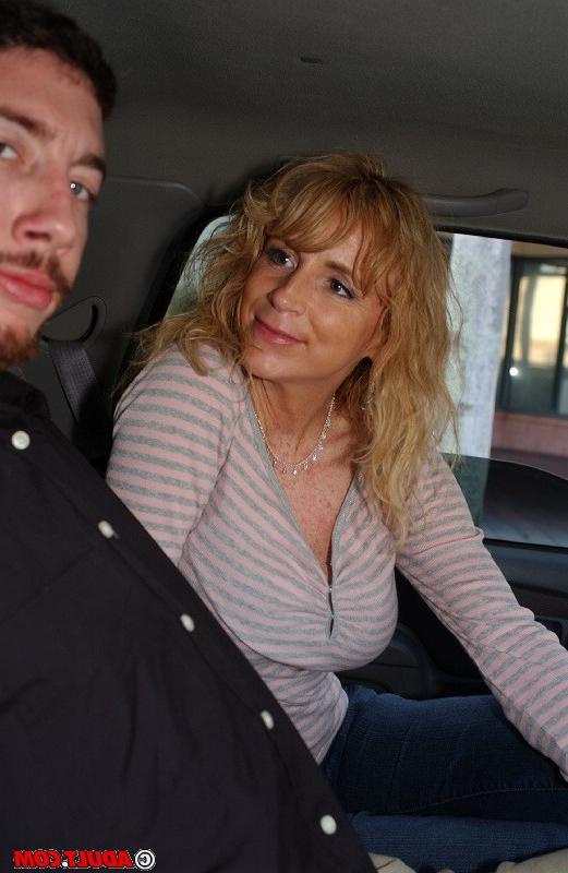 16P Slutty mature lady gets involved into blowjob on the back seat