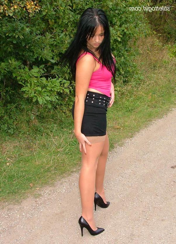 16P Outdoor posing with Michelle, who is demonstrating her long legs