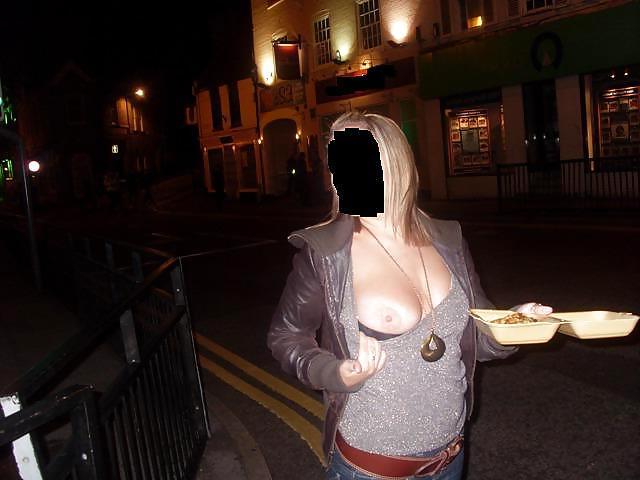 11P Hot girl flashing