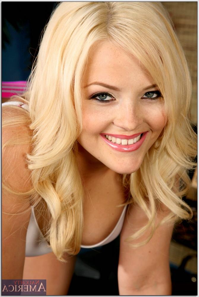 16P Flirtatious office secretary Alexis Texas stripping nude and spreading