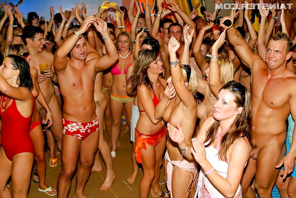 16P Free-and-easy ladies enjoy a wild sex orgy at the drunk club party