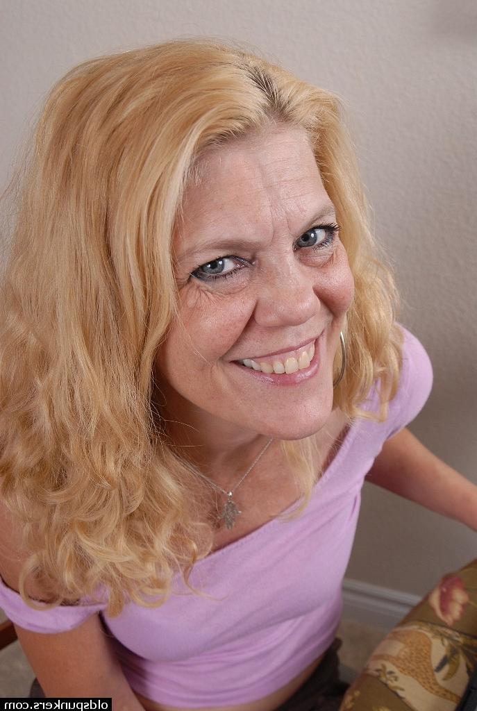 16P Sexy mature blonde Lori gets naked in the kitchen in close-up scene