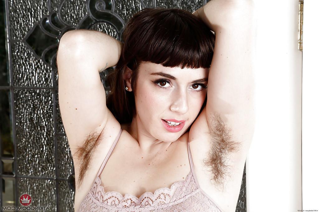 16P Mature woman Simone Delilah dripping piss from really hairy vagina