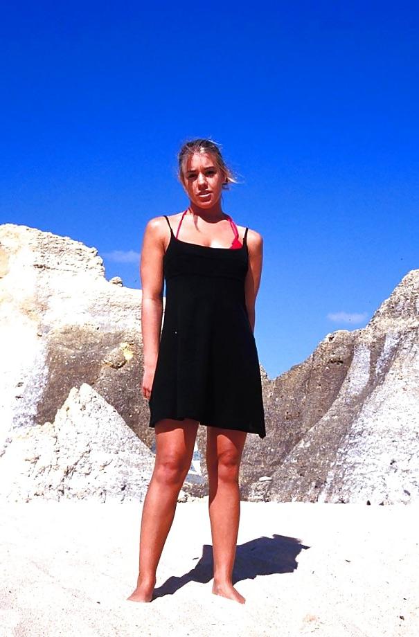 17P Session young wife on the beach
