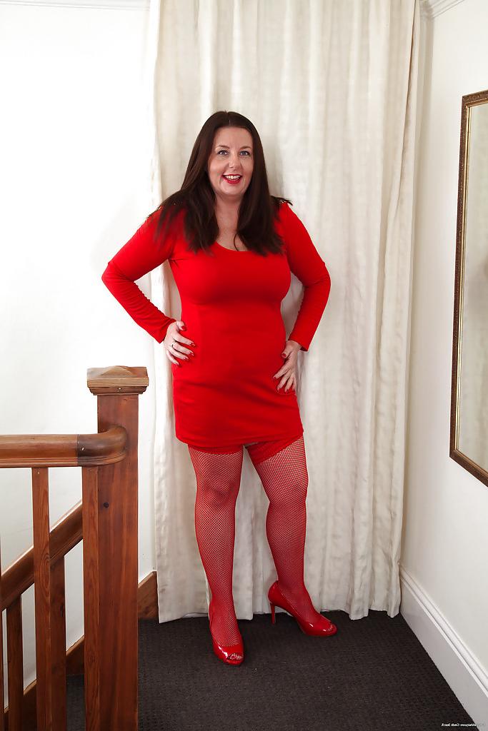 16P Charming mature fatty in slutty stockings Jessica Jay turns on quickly