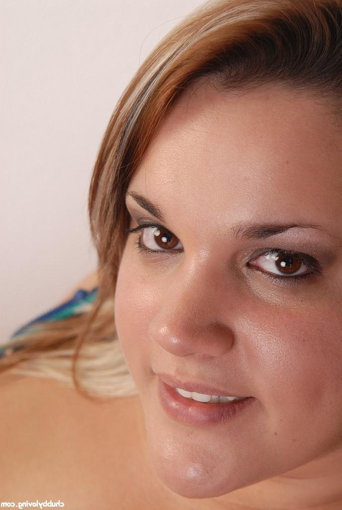 16P Fatty chick Kristina is sliding her fingers deep in her snatch