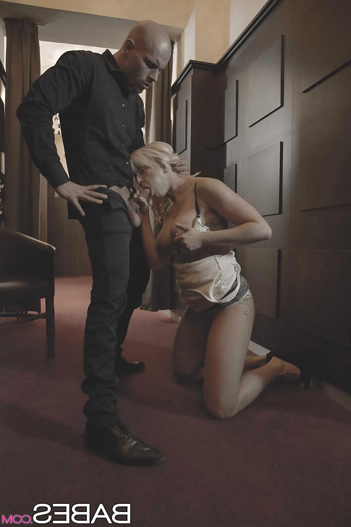 16P Blonde cutie Vicktoria Redd pleases her man with a great blowjob