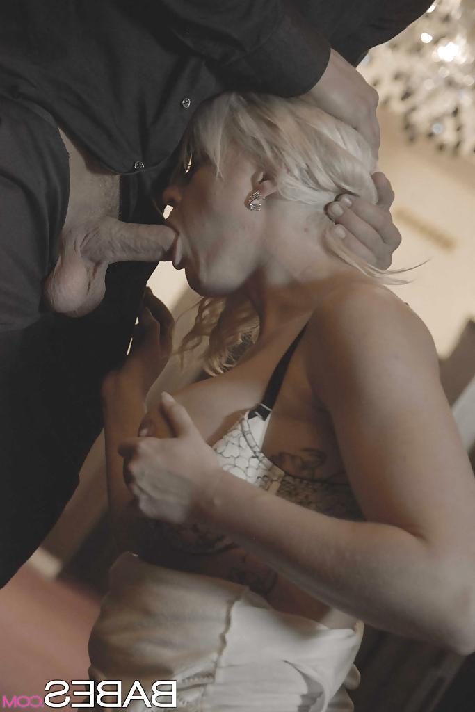 16P Blonde cutie Vicktoria Redd pleases her man with a great blowjob