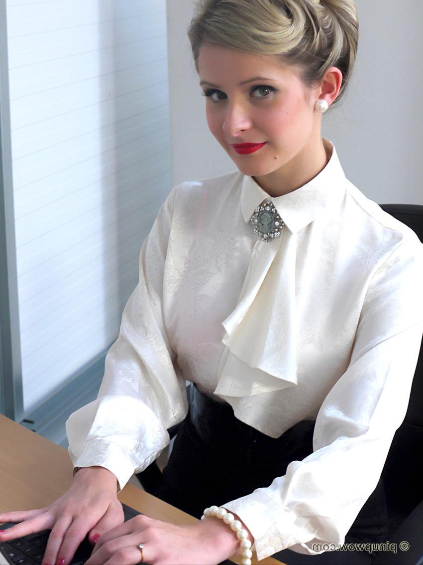 17P Sexy blonde secretary Elle Richie strips to stockings in vintage pinup porn