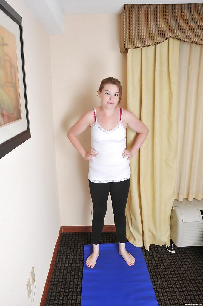16P Sporty babe Margot does some amateur posing in her yoga pants