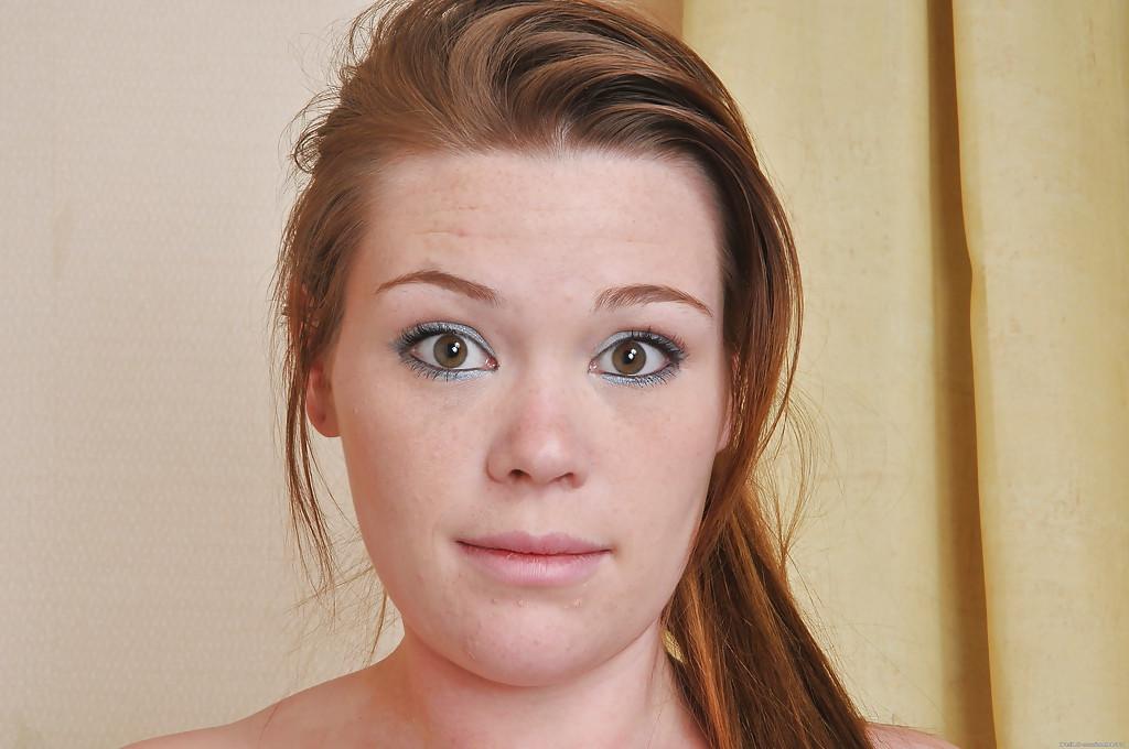 16P Sporty babe Margot does some amateur posing in her yoga pants