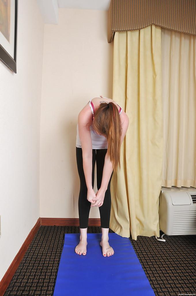 16P Sporty babe Margot does some amateur posing in her yoga pants