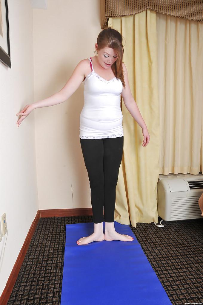 16P Sporty babe Margot does some amateur posing in her yoga pants