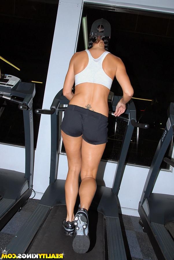14P Sporty milf booty pics 