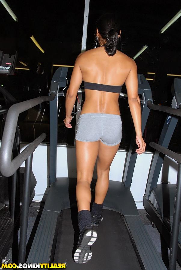 14P Sporty milf booty pics 