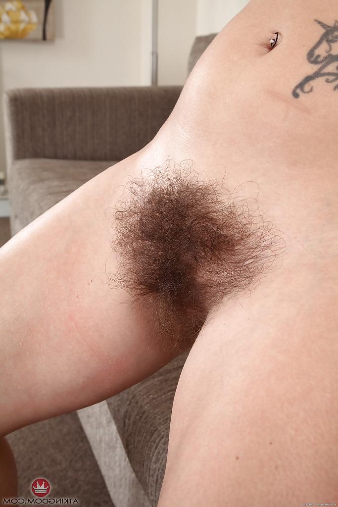 16P Blonde mom Elle Macqueen doffing dress to display bare legs and hairy cooter