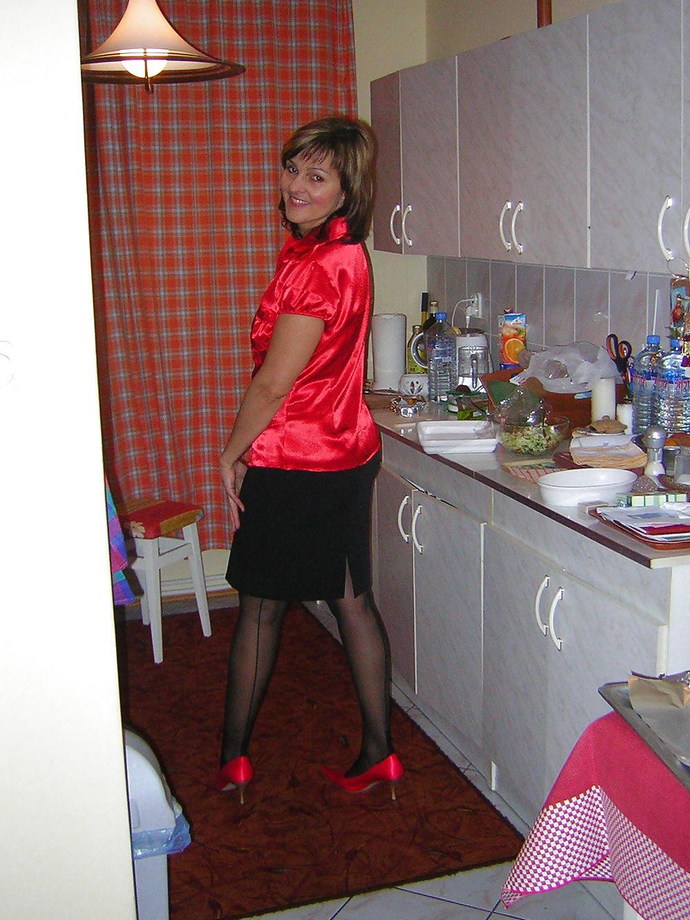 25P Sexy mature Milf posing in stockings