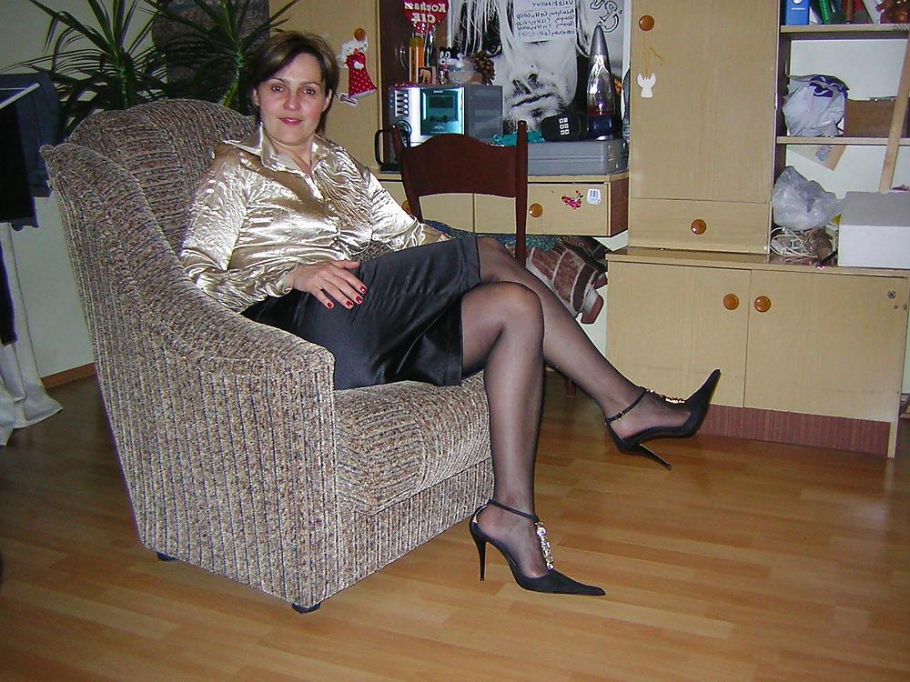 25P Sexy mature Milf posing in stockings