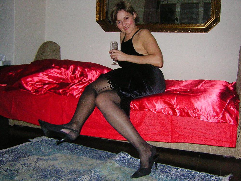 25P Sexy mature Milf posing in stockings