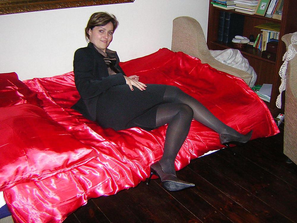25P Sexy mature Milf posing in stockings