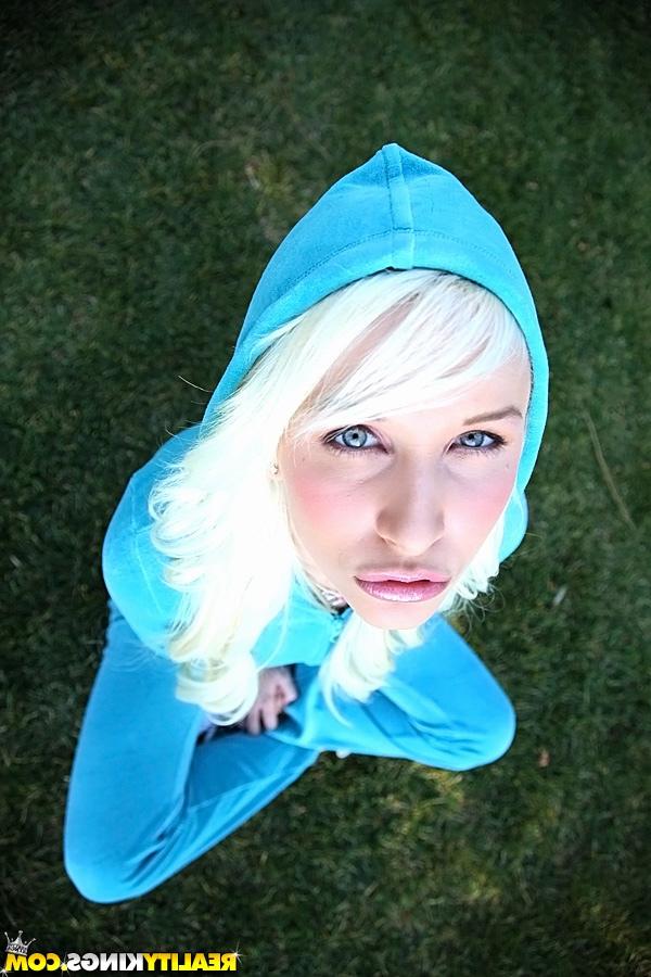 16P Blonde teen babe Stevie Shae uncovering her fuckable body