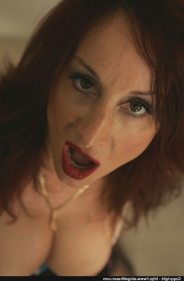 12P Hot mature babe Abigail Fraser rides a fucking machine and gives a blowjob
