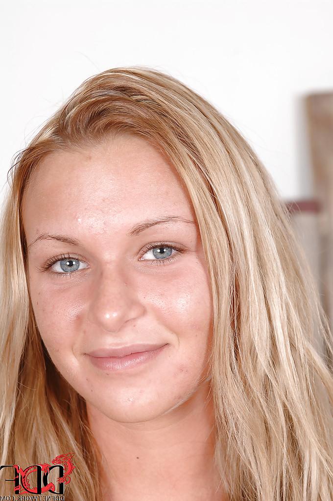 16P Stark babe with sexy legs Amanda Blake takes any position she wants