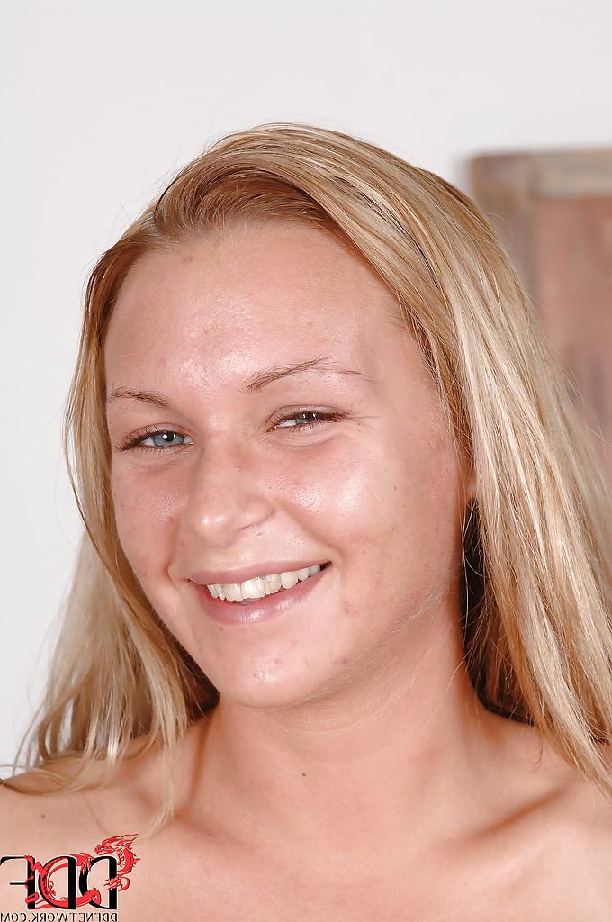 16P Stark babe with sexy legs Amanda Blake takes any position she wants