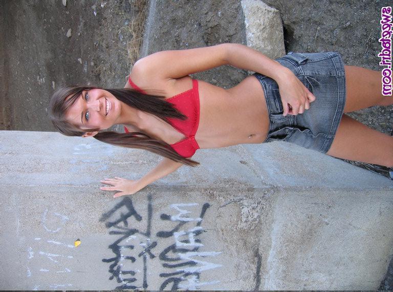 20P Pictures of Sweet Adri flashing outside